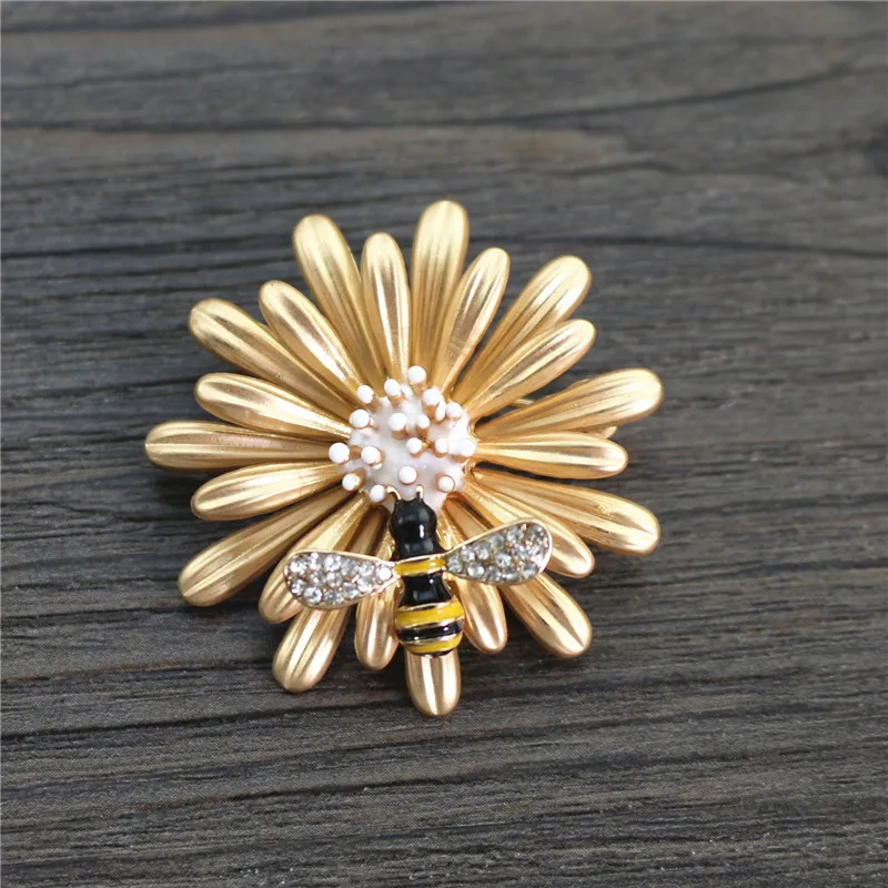 Fashion Sweet Daisy Bee Trendy Brooch Flower Pin For Women Chrysanthemum Pin Broach Coat Jewelry Accessories Gift