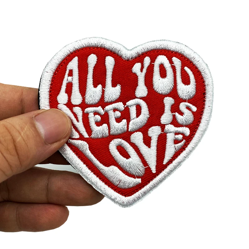 ALL YOU NEED IS LOVE Toppe ricamate di alta qualità Creatività Badge Hook Loop Bracciale 3D Stick sulla giacca Zaino Adesivo