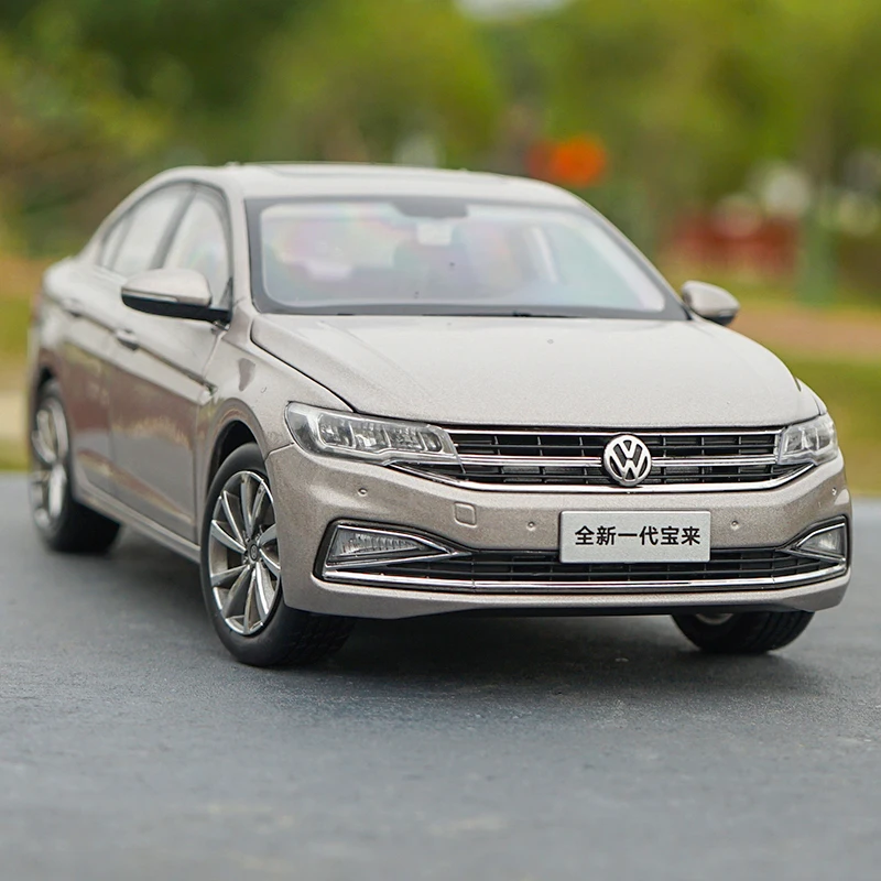 

1:18 Scale Vw Volkswagen Bora 2019 Metal Diecast Car Model with Small Gift
