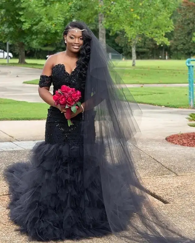 Robe de mariée sirène noire, épaules dénudées, à lacets dans le dos, volants en cascade, Appliques de paillettes, robes de mariée d'afrique du sud