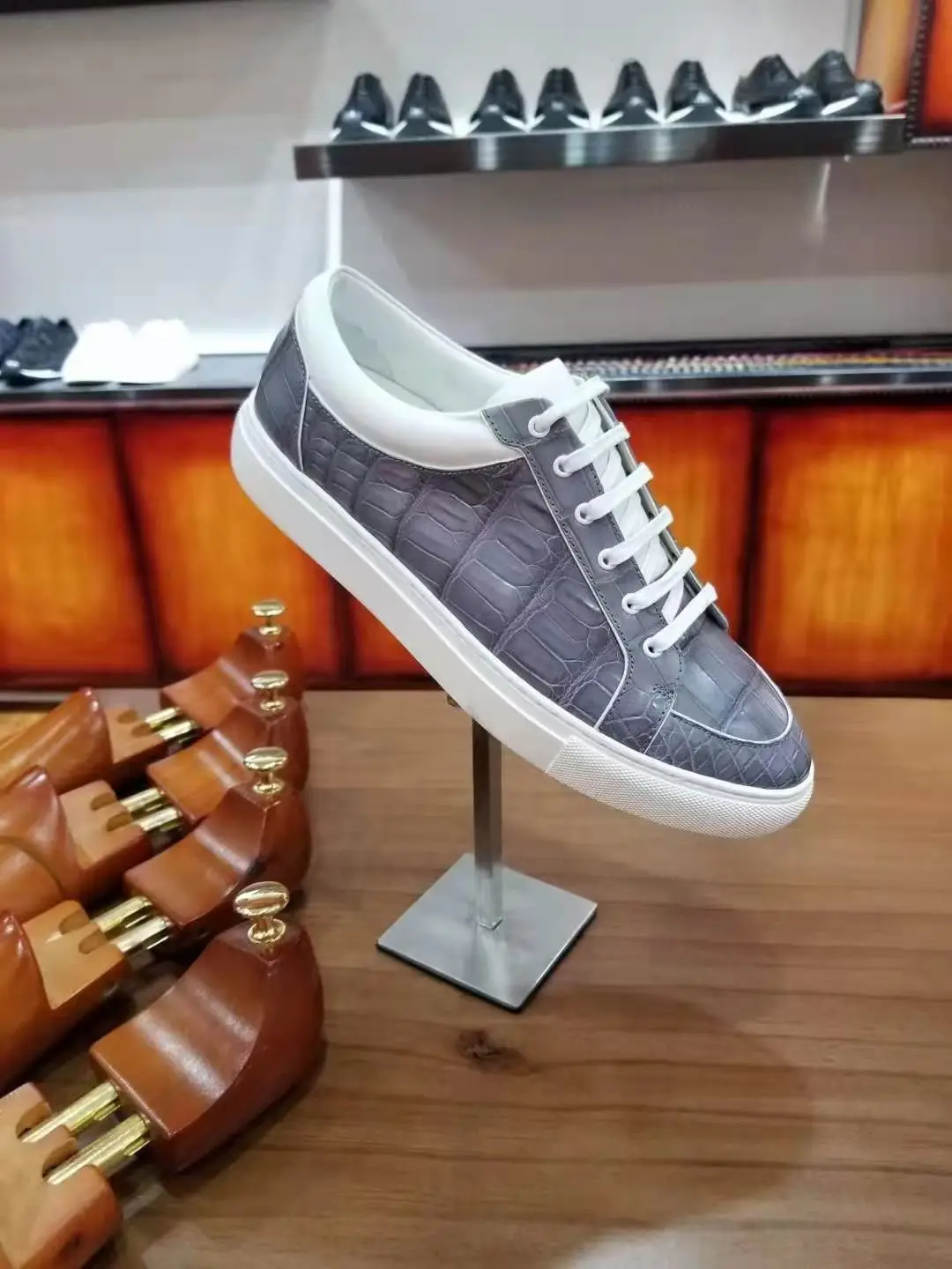 Vera pelle di coccodrillo pancia in pelle uomo moda scarpa sneaker colore grigio chiaro pelle di alligatore uomo mocassino per il tempo libero scarpa da ginnastica