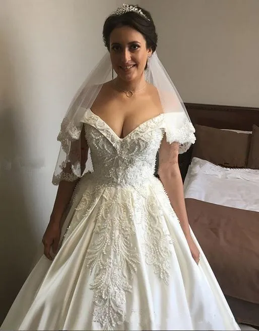 Vestido de novia de lujo con cuentas y perlas, traje de boda con hombros al descubierto, cola de barrido