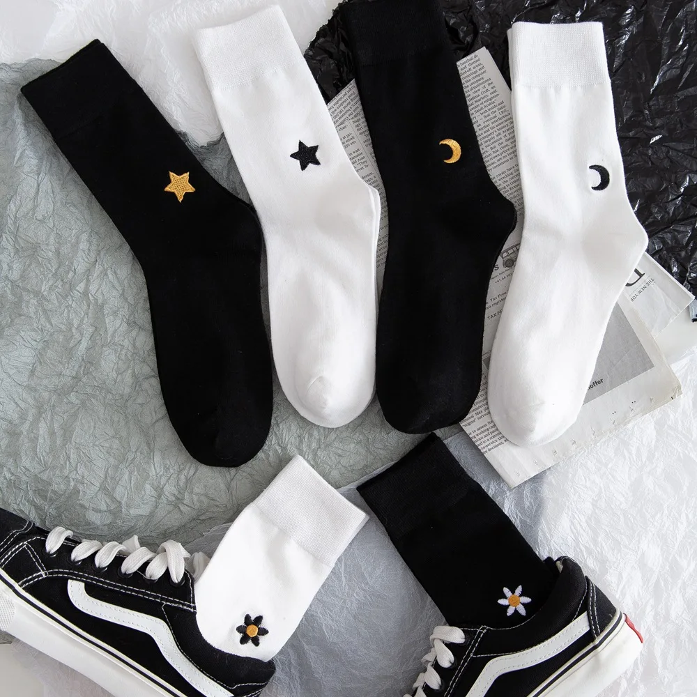 

New Cotton Embroidery Moon Star Unisex Socks Personality Harajuku Black White Couples Skateboard Knitted Casual Fashion Socks