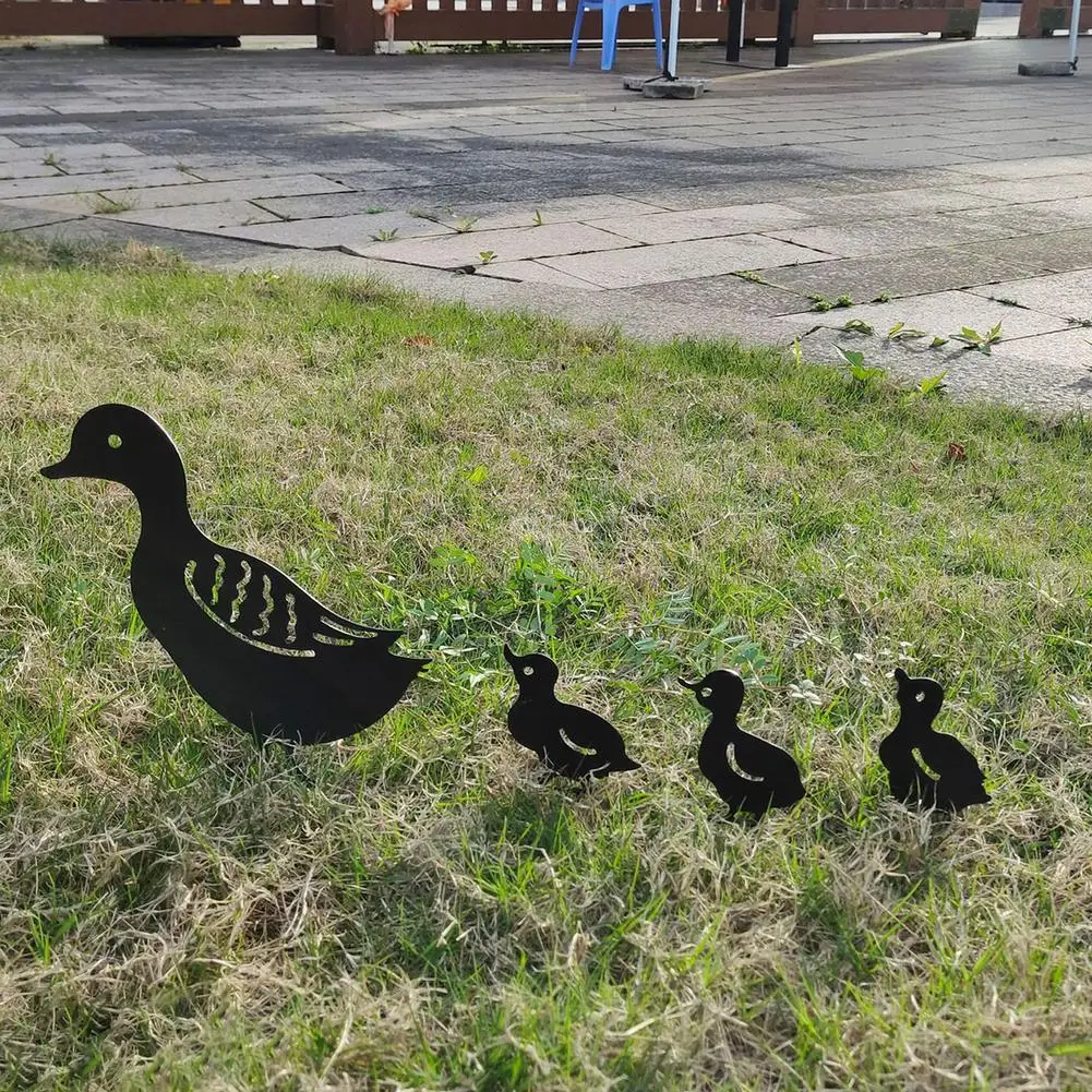 Garden Decoration Iron Duck Family Grass Garden Decoration Metal Hollow Garden Decoration Animal Ornament