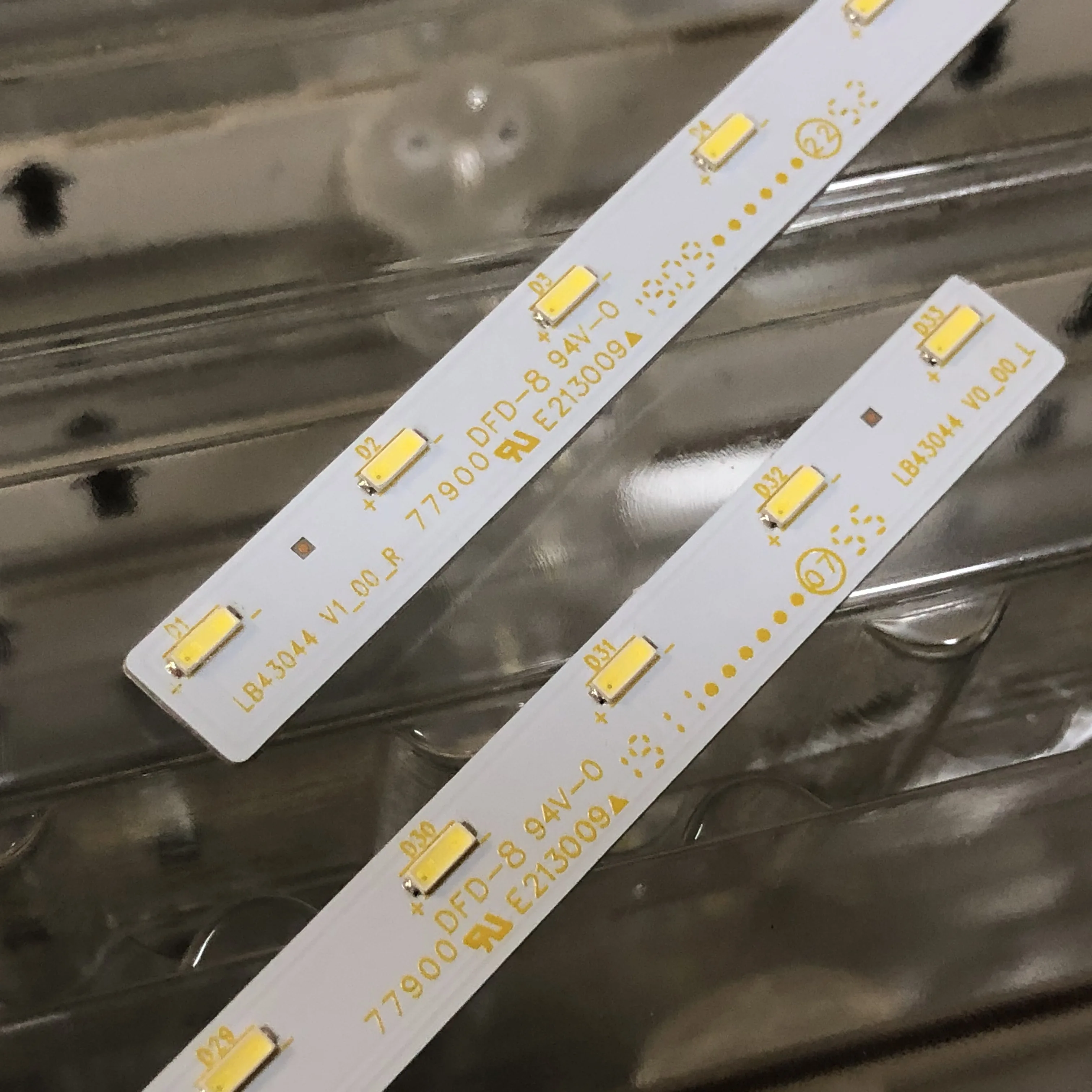 LED شريط إضاءة خلفي 33 مصباح ل LB43044 V1_00_R V0_00_L 74.43t08.004-00-fc KDL-43W800F KDL-43WF805 T430HVF03.2