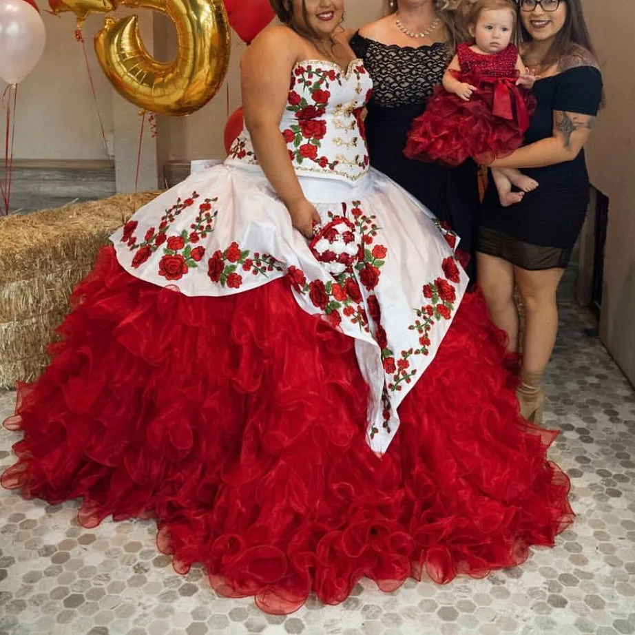 2023 moderno Rojo y Blanco Amor tamaño grande vestido de estampado Floral dulce 15 16 Quinceanera vestidos volantes Organza satén