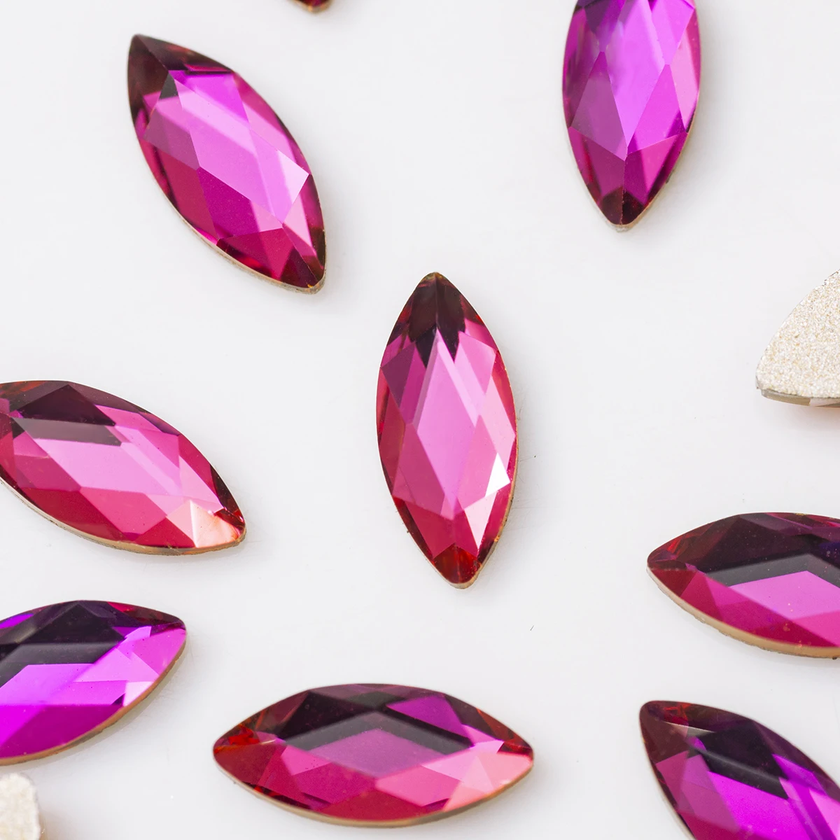 100 Stück Bunte 3,5x8mm Navette Non-Hot-Fix Strasssteine aus Kristallglas für Nagelkunst, Kleidung und Basteldekorationen – Detail 1