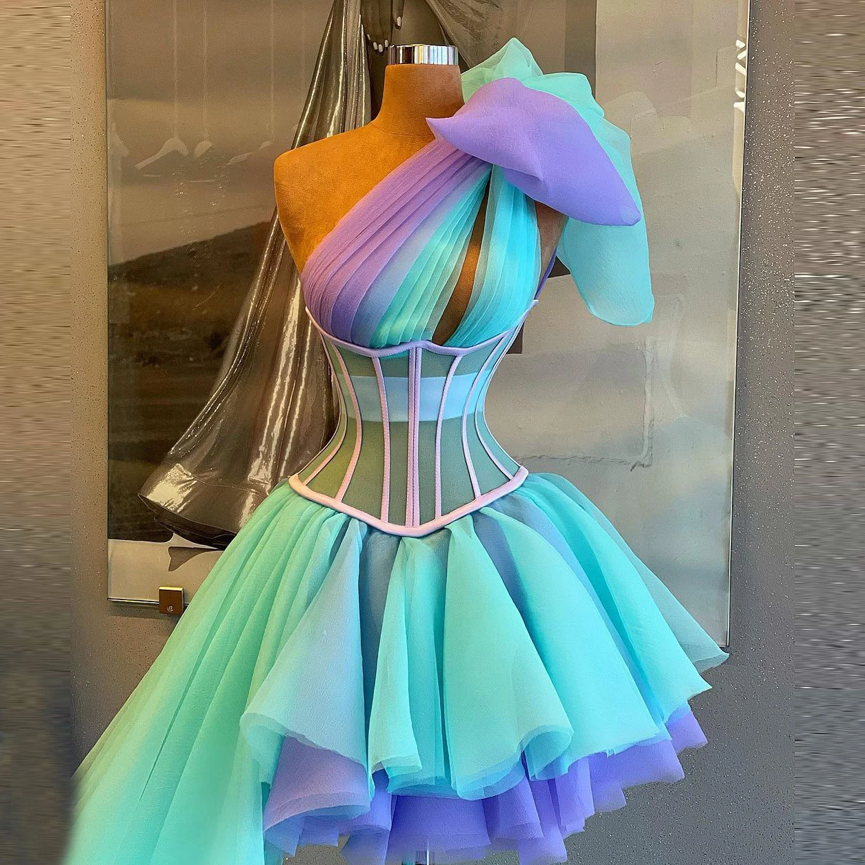 Vestidos de graduación cortos coloridos con tren lateral, un hombro con lazo, hombro con volantes, vestido elegante hecho a medida para mujer, fiesta de noche