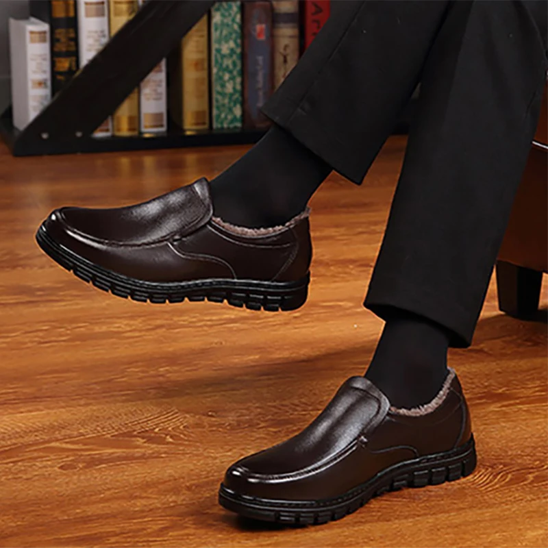 Mocasines cálidos de piel para hombre, zapatos informales de cuero, calzado antideslizante para caminar, suela gruesa, zapatillas de cuero cálidas