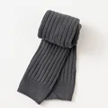 Gris oscuro