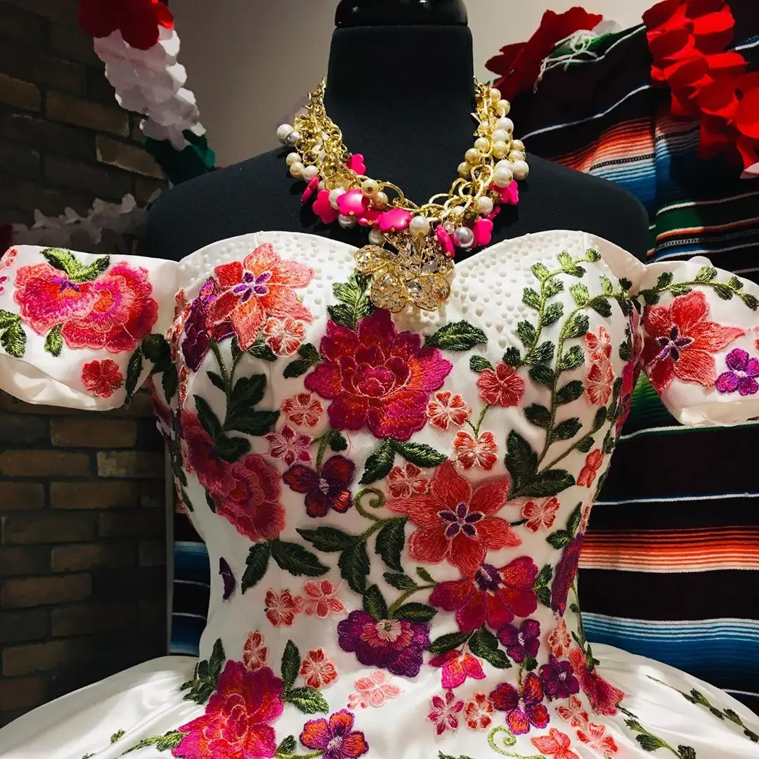 Vestido Floral de satén para fiesta de graduación, traje de quinceañera con bordado hinchado, hombros descubiertos, 15 años, 2019