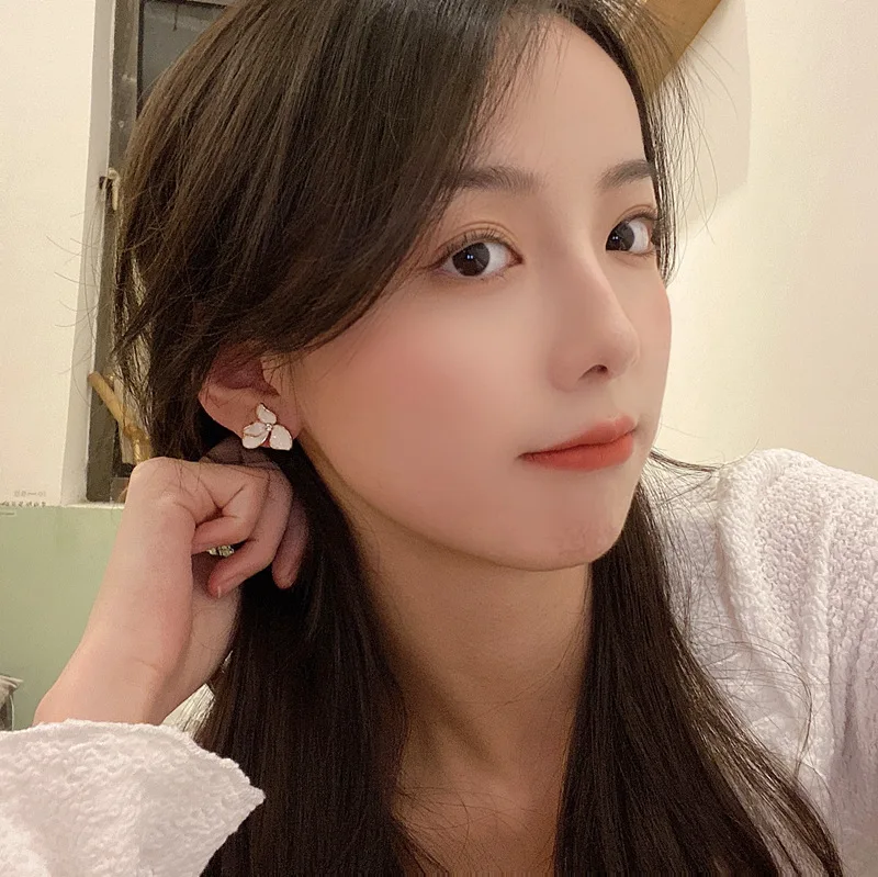 Temperament Exquisite Cute Three Petal Flower Clip on Earrings no piercing Korean Small White Metal Flower Ear Clips Earrings