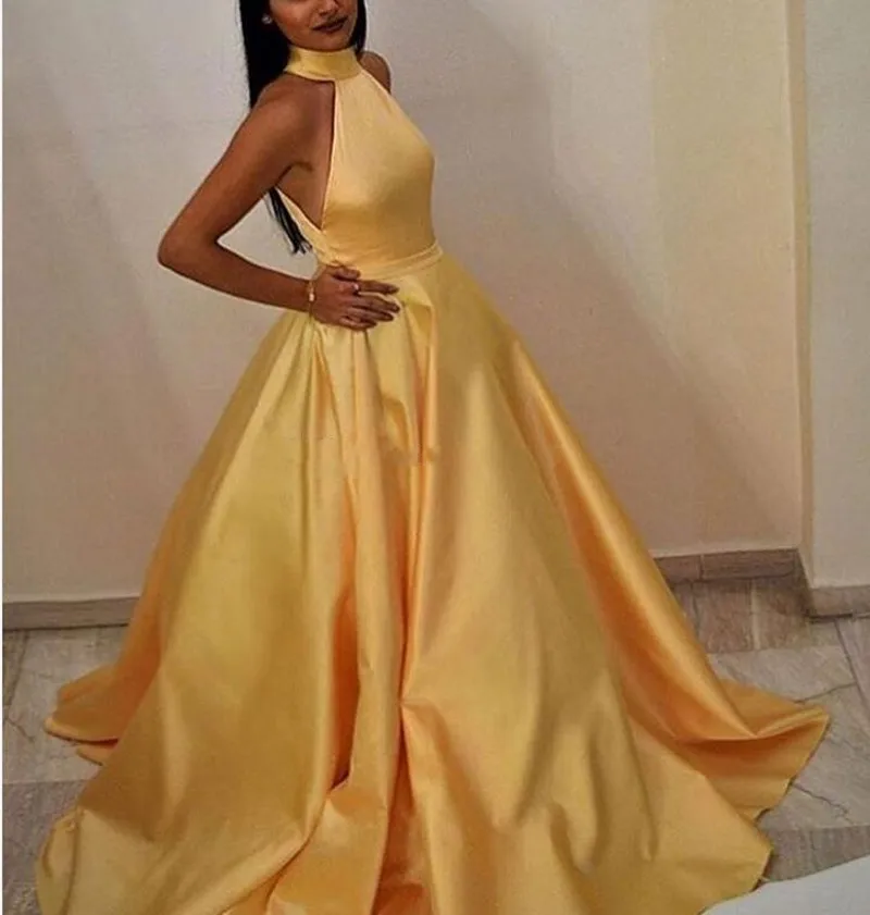 

Elegant Arabic Dubai Evening Formal Dresses 2024 A-Line Halter Satin Long Open Back Prom Party Gown Robe De Soiree