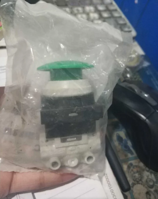 1PC New SMC VM130-01-30GA  VM1300130GA Valve