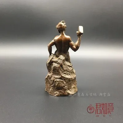 Red copper relief bronze man smashing stone self-improvement inspirational creative home decoration small ornaments