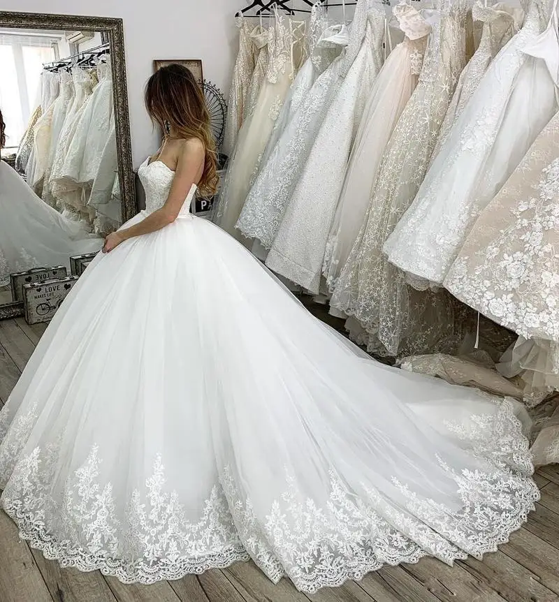 

2024 Elegant Vintage Strapless Ball Gown Lace Wedding Dresses with Bow Tie Appliques Court Train Tulle Wedding Bridal Gowns