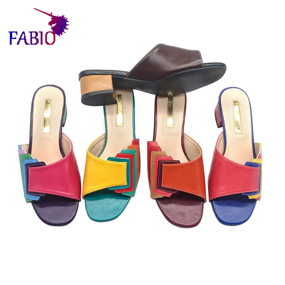 Pantofole da donna multicolori con giunture a strisce raffinate di nuova moda Pantofole da donna semplici stile casual Nigeria