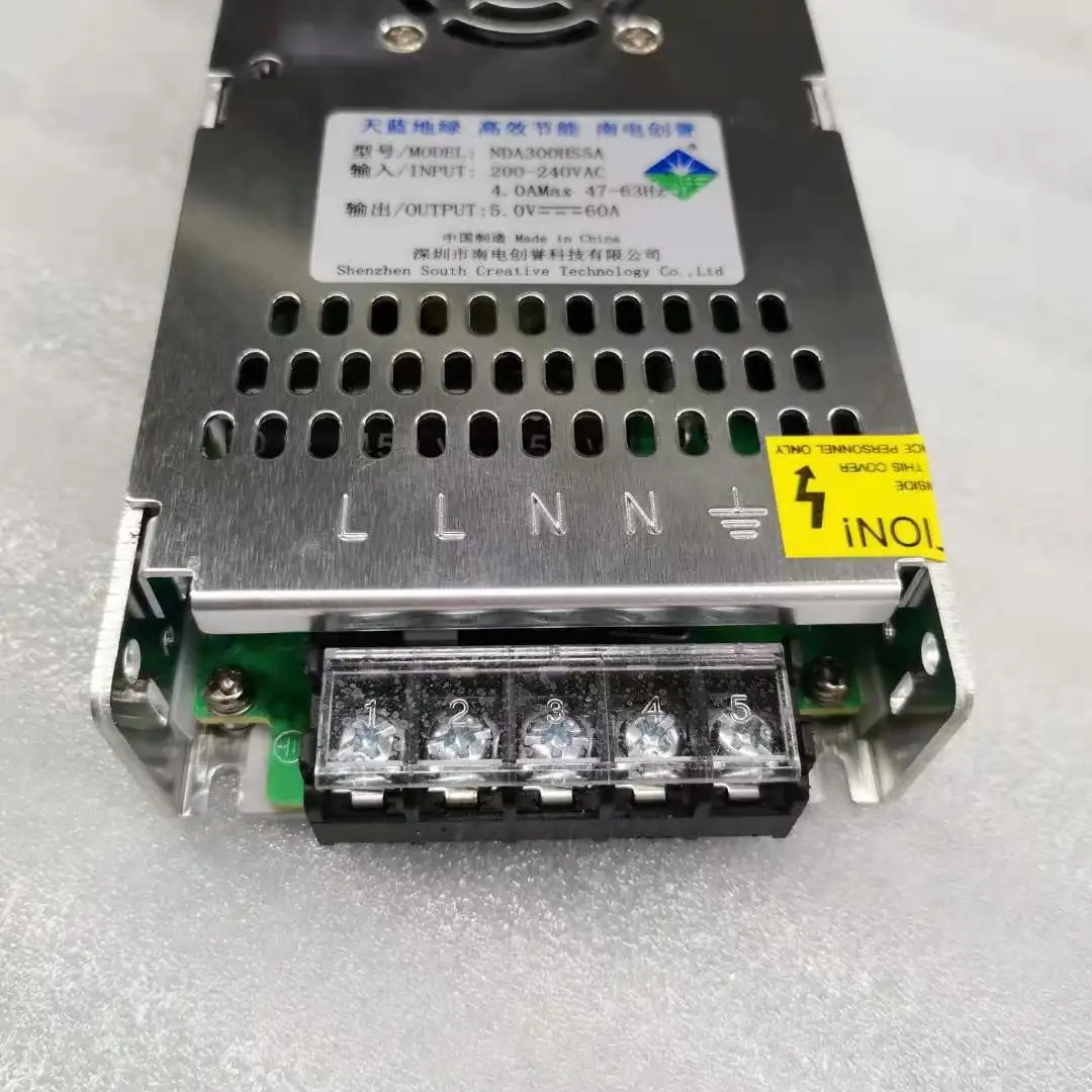 Conversor de tensão de entrada e display led para fonte de alimentação