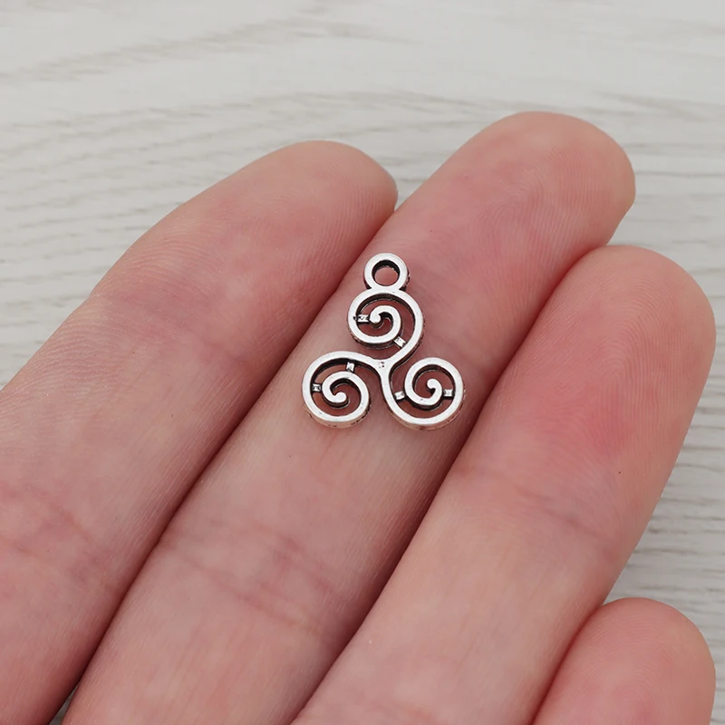 

20Pcs Tibetan Silver Double Sided Celtics Knot Triskele Triskelion Triple Spiral Charms Pendant for DIY Jewelry Findings 16x14mm