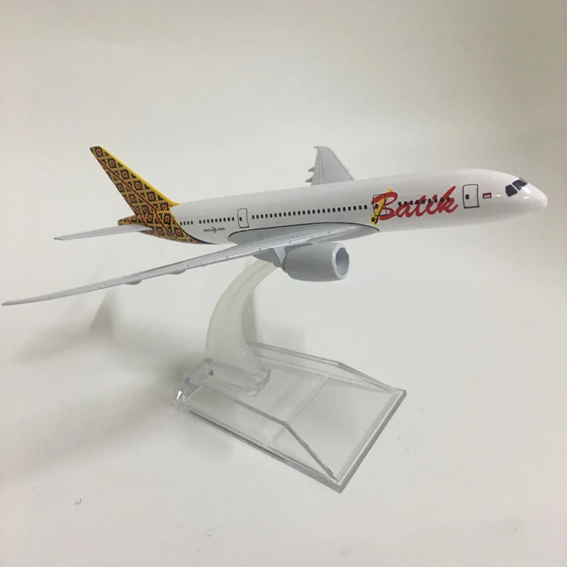 JASON TUTU 16cm Indonesia Batik Boeing 787 Aircraft Model Diecast Metal 1:400 Plane Model Airplane Model Airplanes Plane Toy Gif