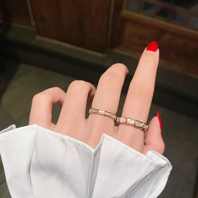 

Snake-shaped Ring Men Women Couple White Shell With Diamonds Titanium Steel 18 k Rose Gold Snake Bone Luxury Versatile Non-fade