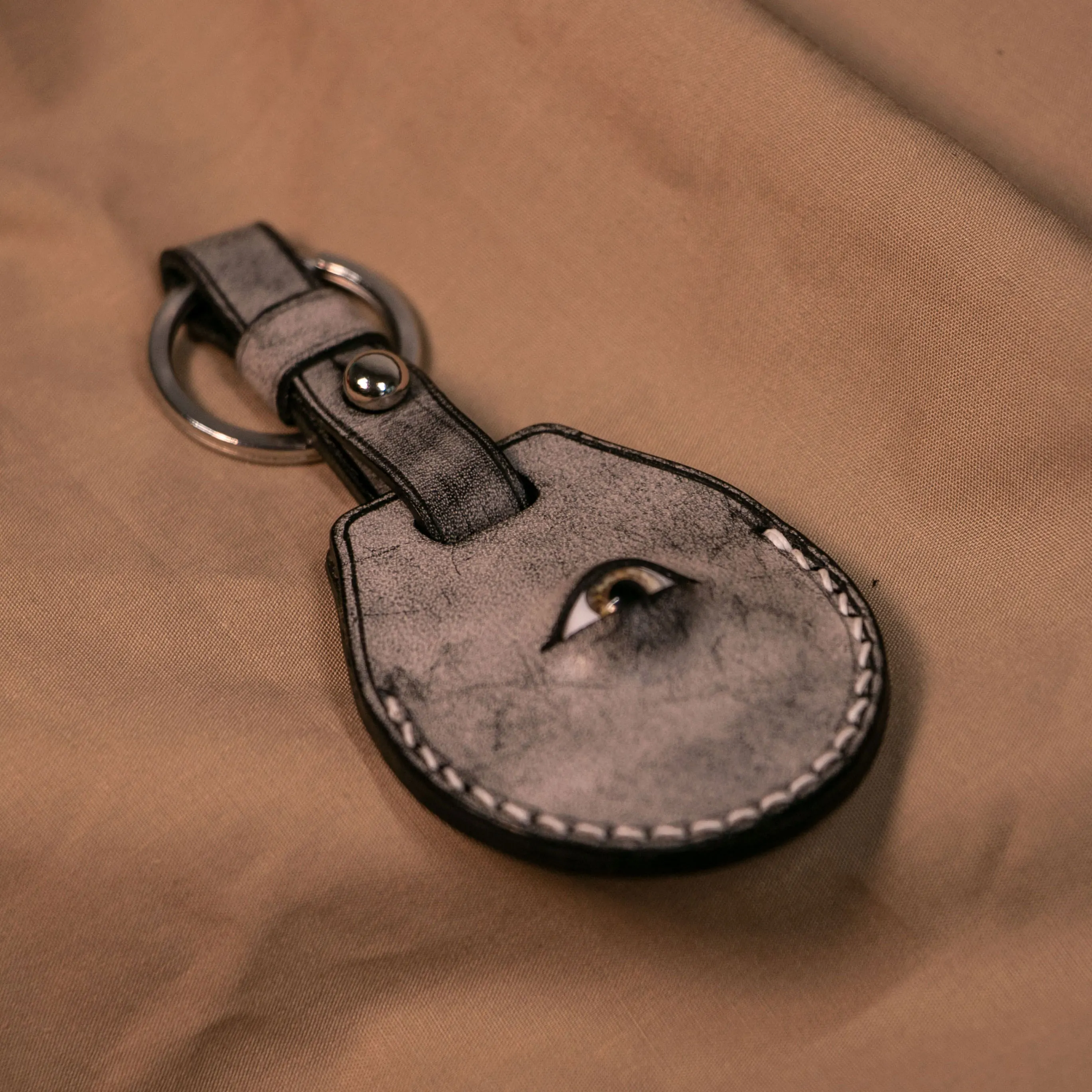 حافظة واقية من الجلد لغطاء مفتاح AirTag مع سلسلة المفاتيح لابل Airtags قذيفة سلسلة مفاتيح جلدية مضحكة