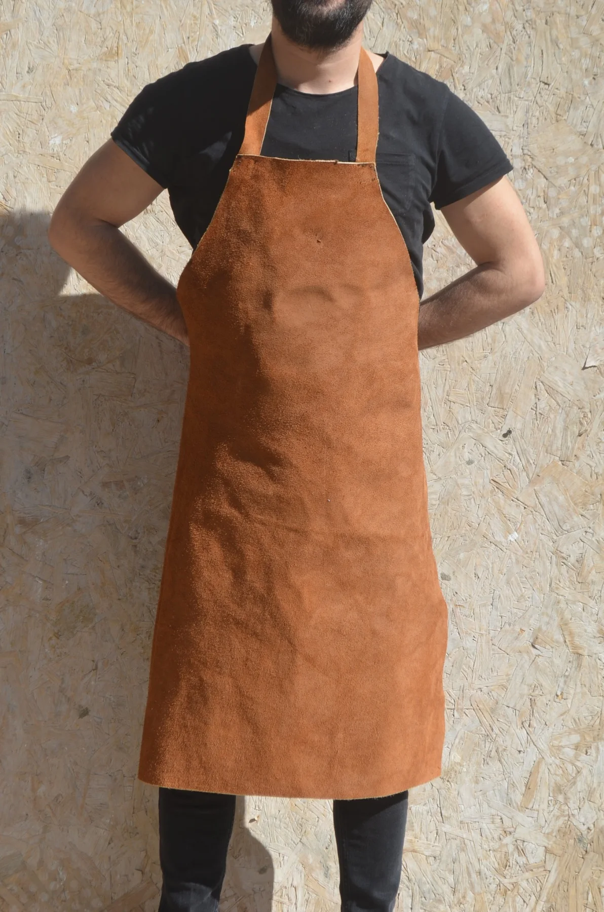 100% real leather apron. It provides high protection against Fire and Heat. Can be used for cafe, restaurant, Butcher, welder, kitchen.