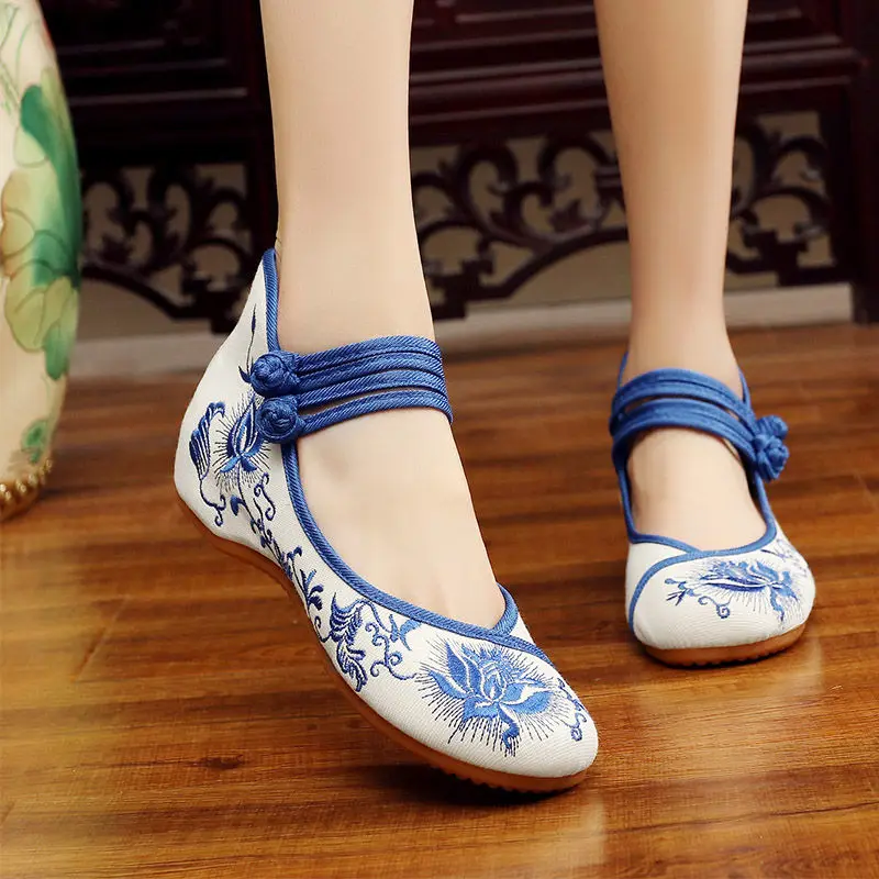 Spring Autumn Old Beijing Embroidered Shoes Women Retro Ethnic Hanfu Chinese Style Cloth Shoes Square Dance Lona Elegant Woman