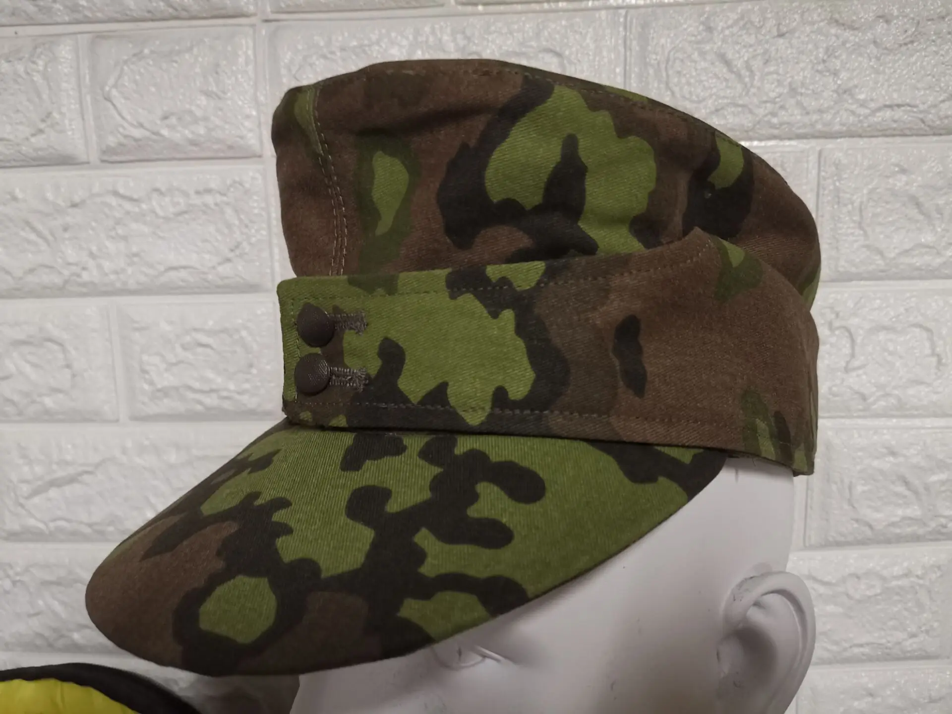 WW2 E.M.D German  .M43  hat .  Camouflage