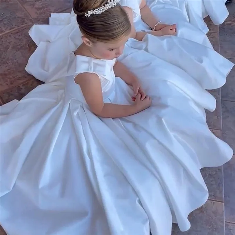 Robe à fleurs blanche pour filles, avec nœud, asymétrique épaule dénudée, robe mignonne pour petites filles, robe de soirée de mariage, robe de première Communion