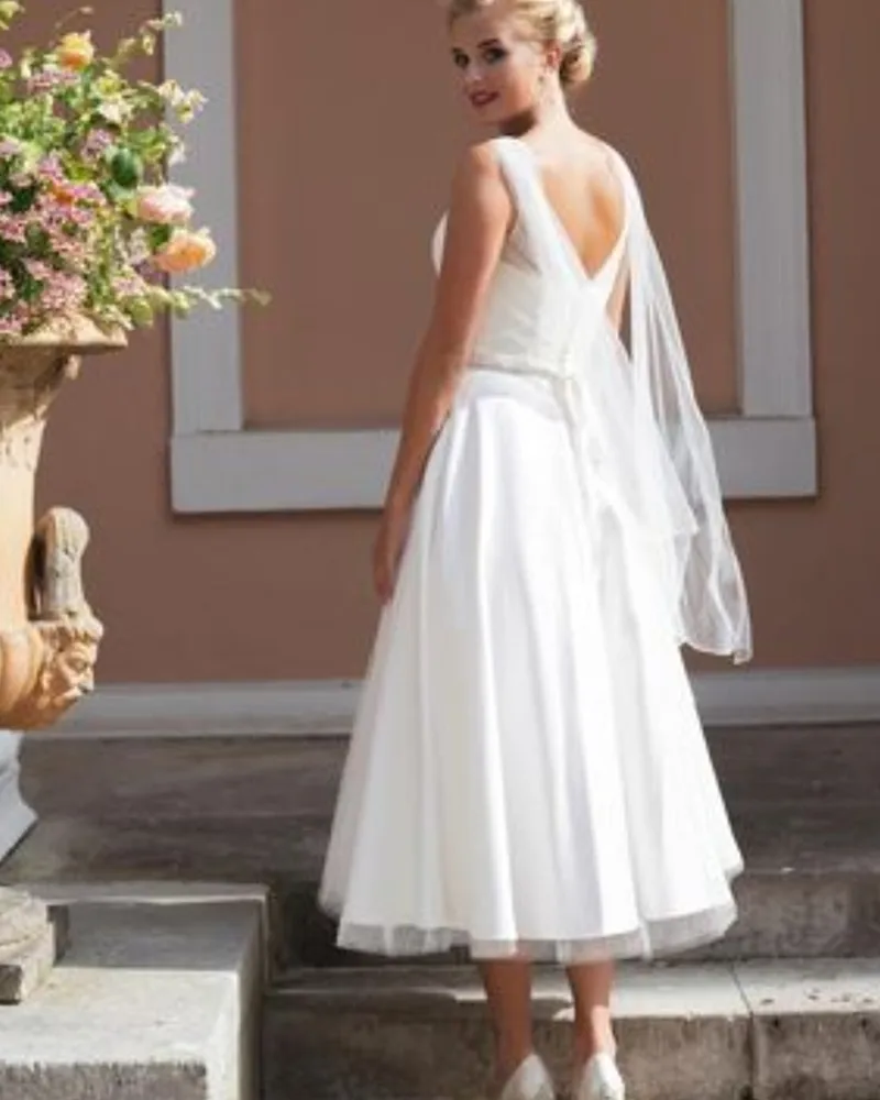 Boho vestidos de casamento simples 2021 a linha meados de bezerro sem costas com decote em v sem mangas tule cetim vestido de noiva branco elegante robe de mariée