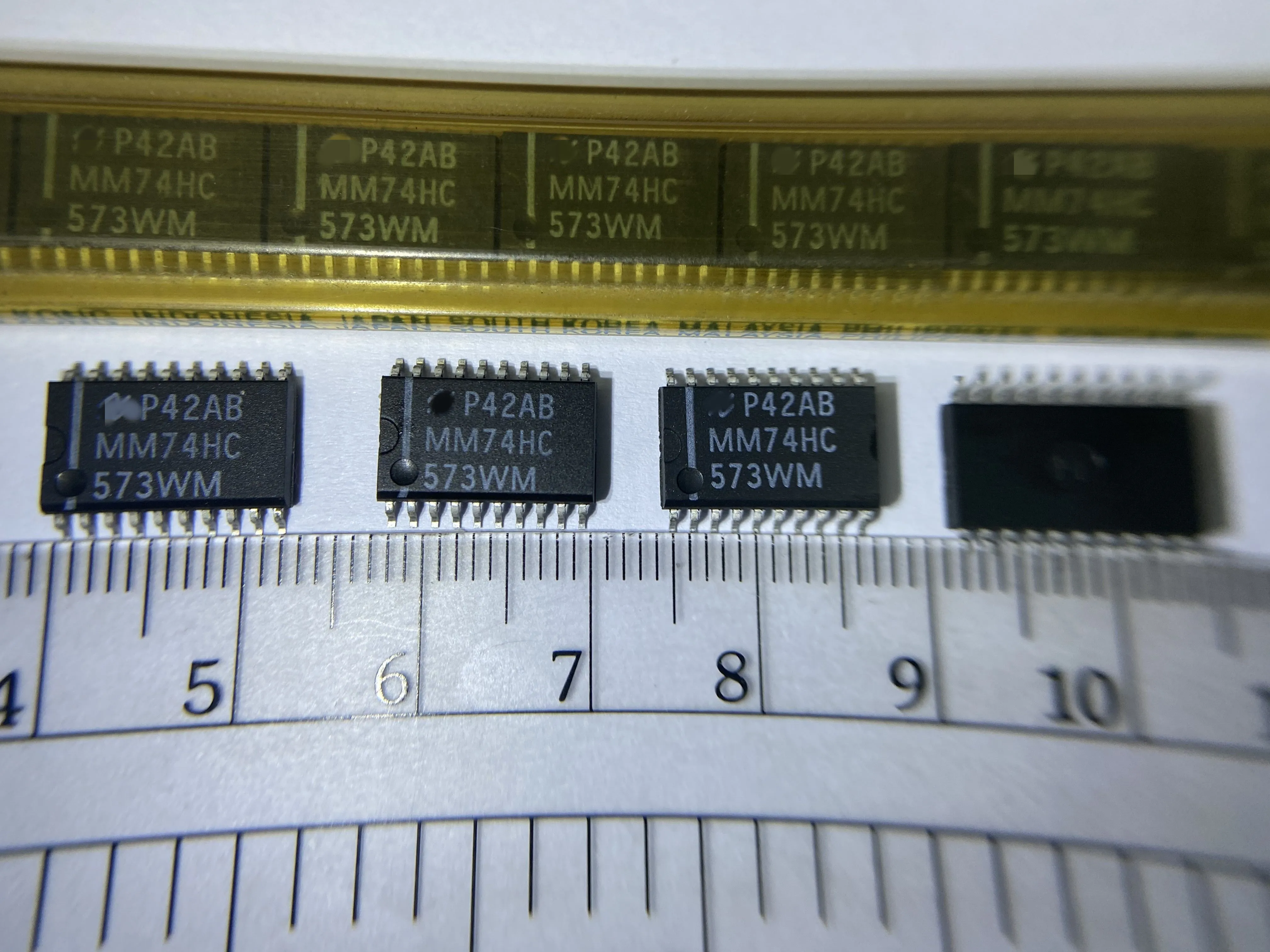 

Новая Оригинальная прозрачная защелка MM74HC573WM MM74HC573 MM74HC573WM MM74HC573 3-ST 8-канальный D-тип 20-контактный SOIC W трубка, 5 шт.