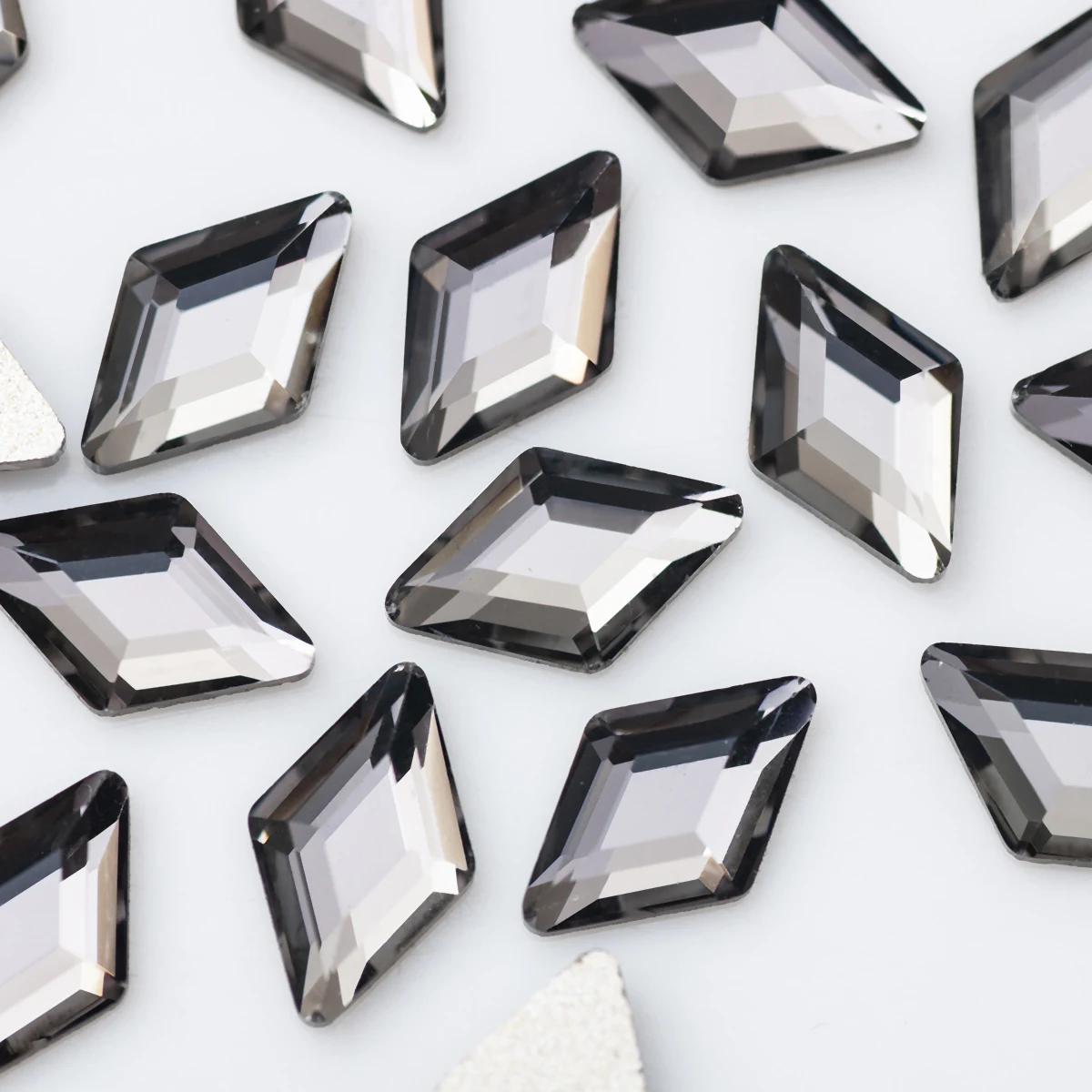 100 Stück/Set Nagelkunst-Strasssteine 3x5mm 4x6mm 5x8mm Flache Rhombus-Form Bunte Steine für 3D-Nagelkunst, Kleidungsstücke und Schmuckdekoration – Detail 6