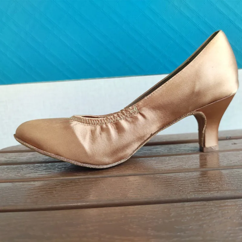 Satin Dance rahat kadın dans ayakkabıları saten malzeme tarafından yapılan Modern balo salonu dans ayakkabıları DIY 7cm topuk parti dans ayakkabıları