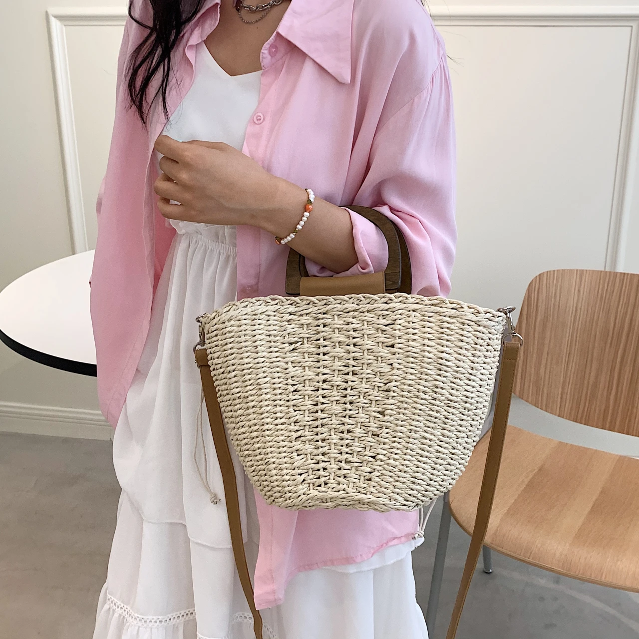 حقائب كروس صيفية للشاطئ مصنوعة من قش الروطان مع مقبض خشبي قصير 2021 حقائب يد ومحافظ للسيدات ذات علامة تجارية فاخرة