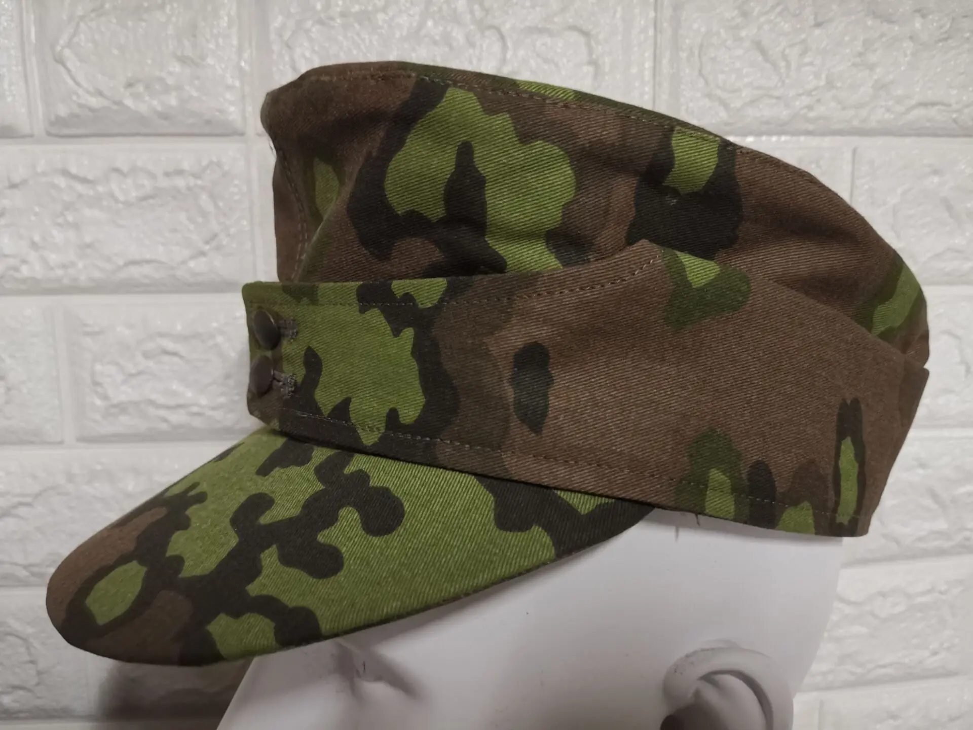 WW2 E.M.D German  .M43  hat .  Camouflage