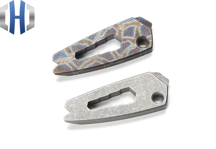 Multi-Function Titanium Alloy EDC Gadget Keychain จี้ Hang Buckle แขวนกลางแจ้งไขควง