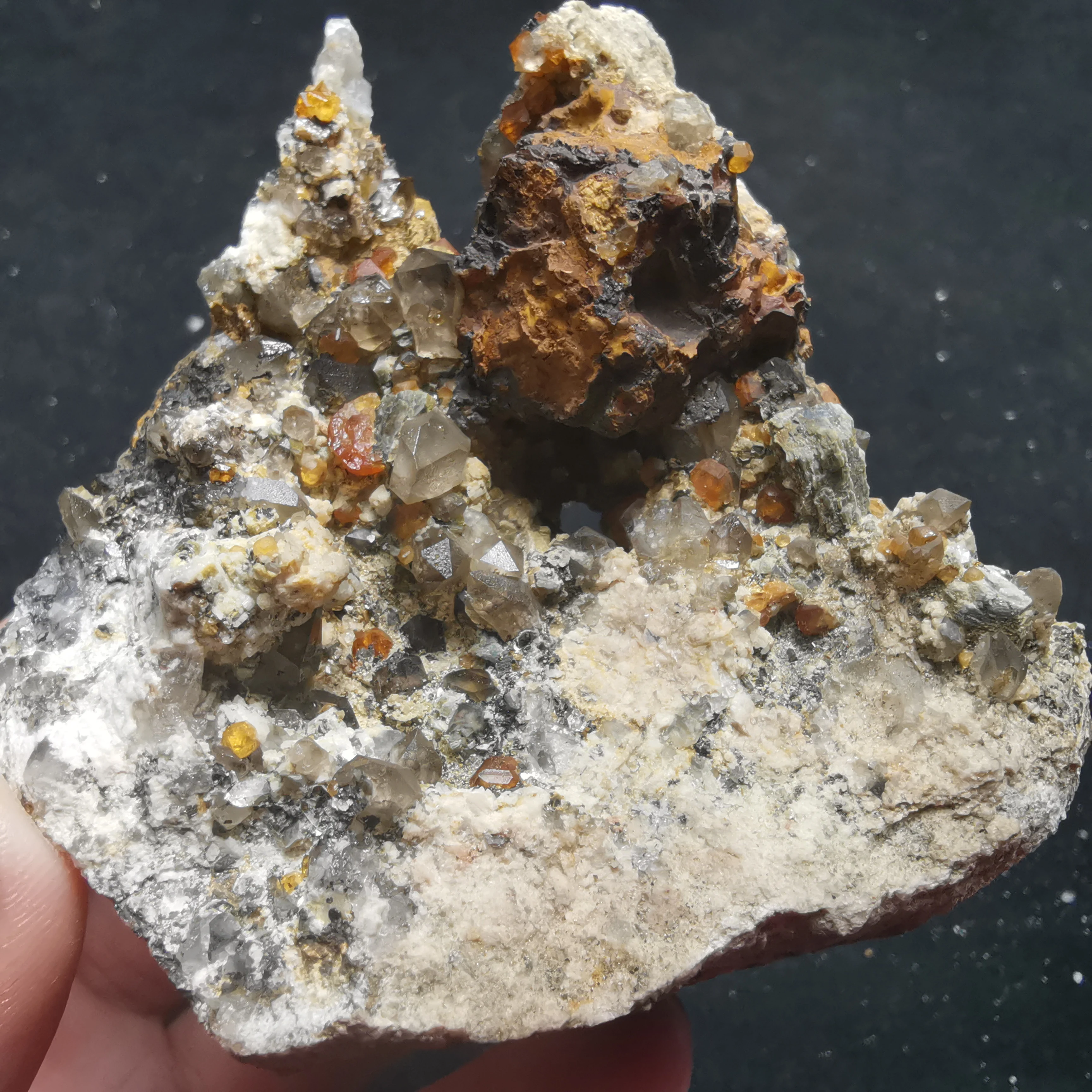 

137g.100% natural crystal with garnet mineral specimen stone and CRYSTAL HEALING CRYSTAL QUARTZ GEM home decoration