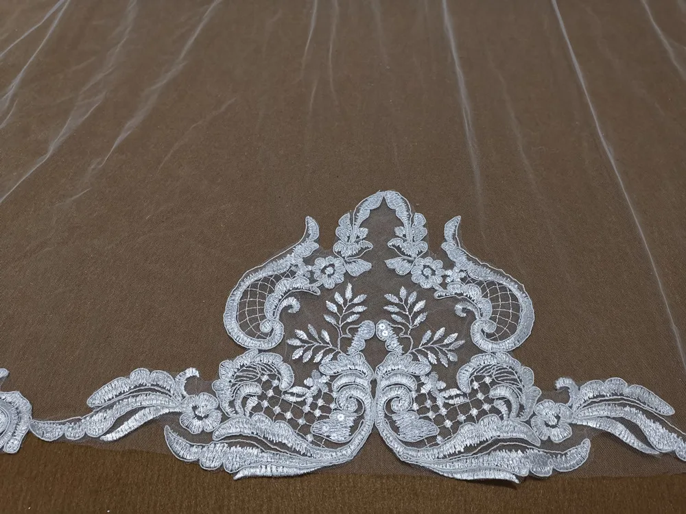 Real Photo 3M Layer Wedding Veil กับหวีขอบลูกไม้สีขาวเจ้าสาวงาช้าง Appliqued Cathedral อุปกรณ์จัดงานแต่งงาน