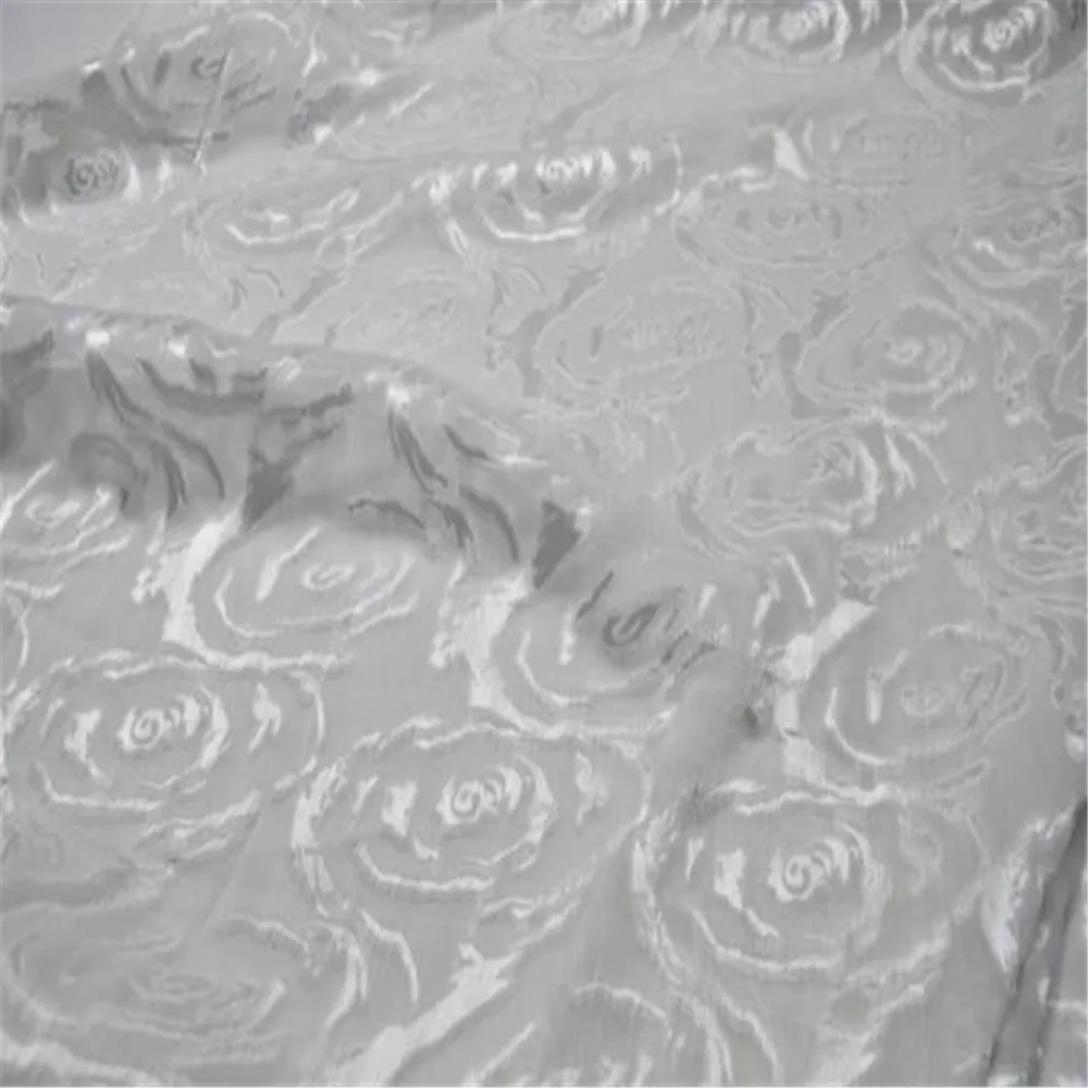 Nuovo tessuto di Design Jacquard a fiori di seta di colore bianco per un affascinante abito da festa da donna a buon prezzo