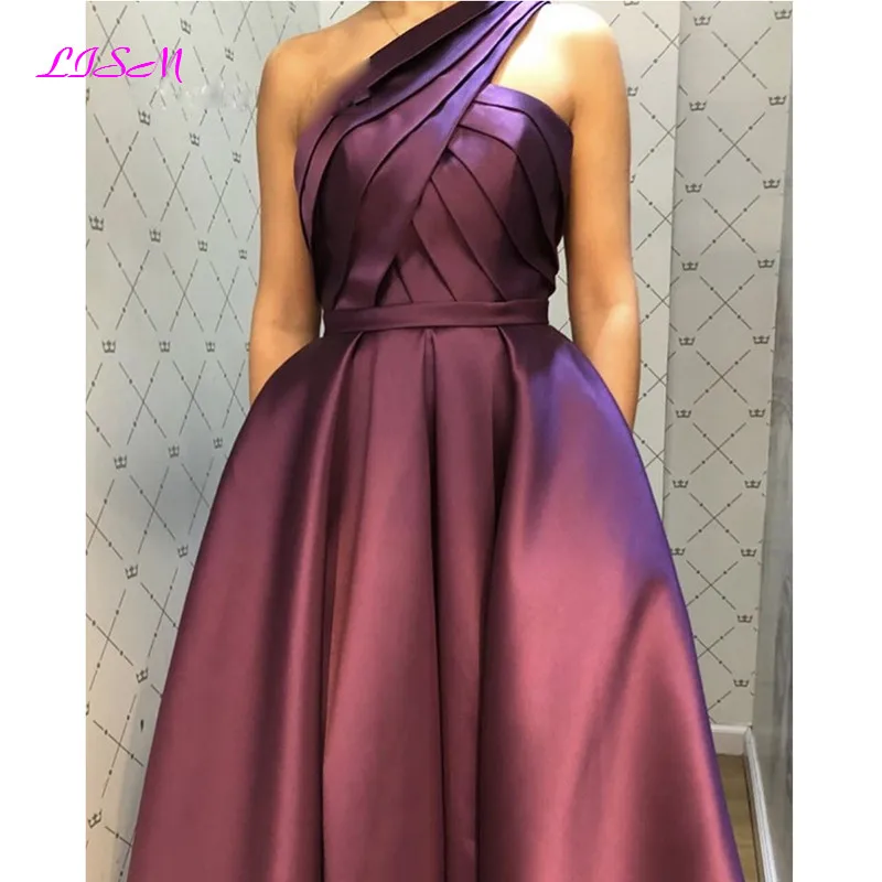 Een Schouder A-lijn Floor Lengte Satin Prom Dress Geplooide Lange Vrouwen Party Jurken Sexy Side Slit Avondjurk