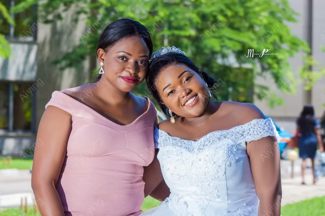 Robes de mariée africaines populaires personnalisées, robes de mariée populaires, appliques de dentelle de train de cour, grande taille, 2025