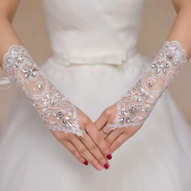 Delicate งานแต่งงานแบบสั้นถุงมือ Fingerless Lace Rhinestone เจ้าสาวถุงมือ