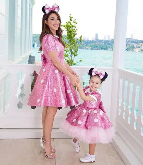 Vestidos de lantejoulas rosa manga curta para mãe e filha, até o joelho, festa de aniversário das meninas, roupas comemorativas