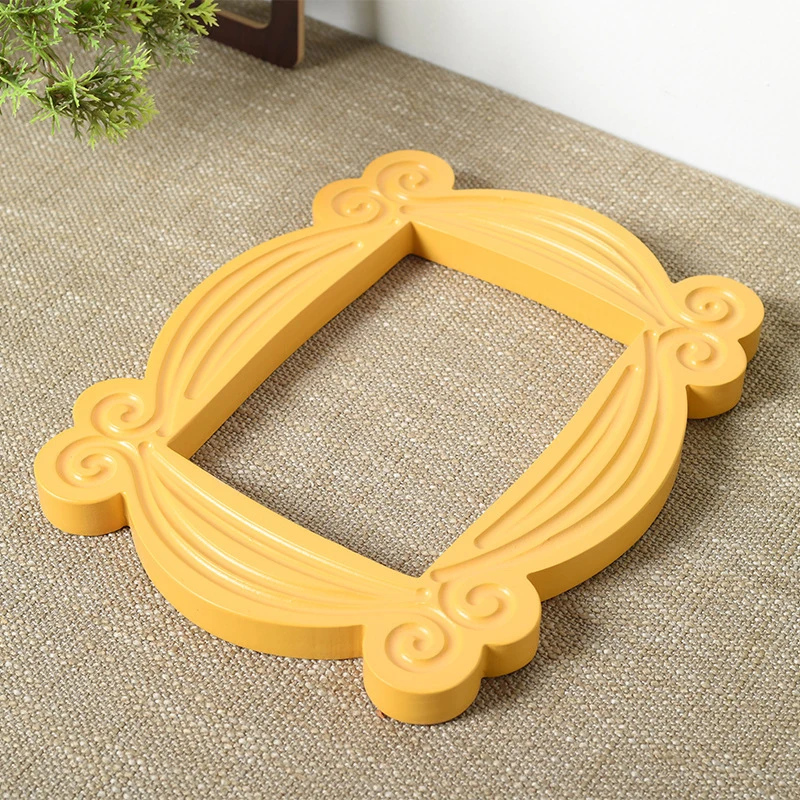 TV Series Friends Keychain Monica Purple Door Hanger Handmade Yellow Wood Photo Frames Home Decoration Wall Decorate Collectible