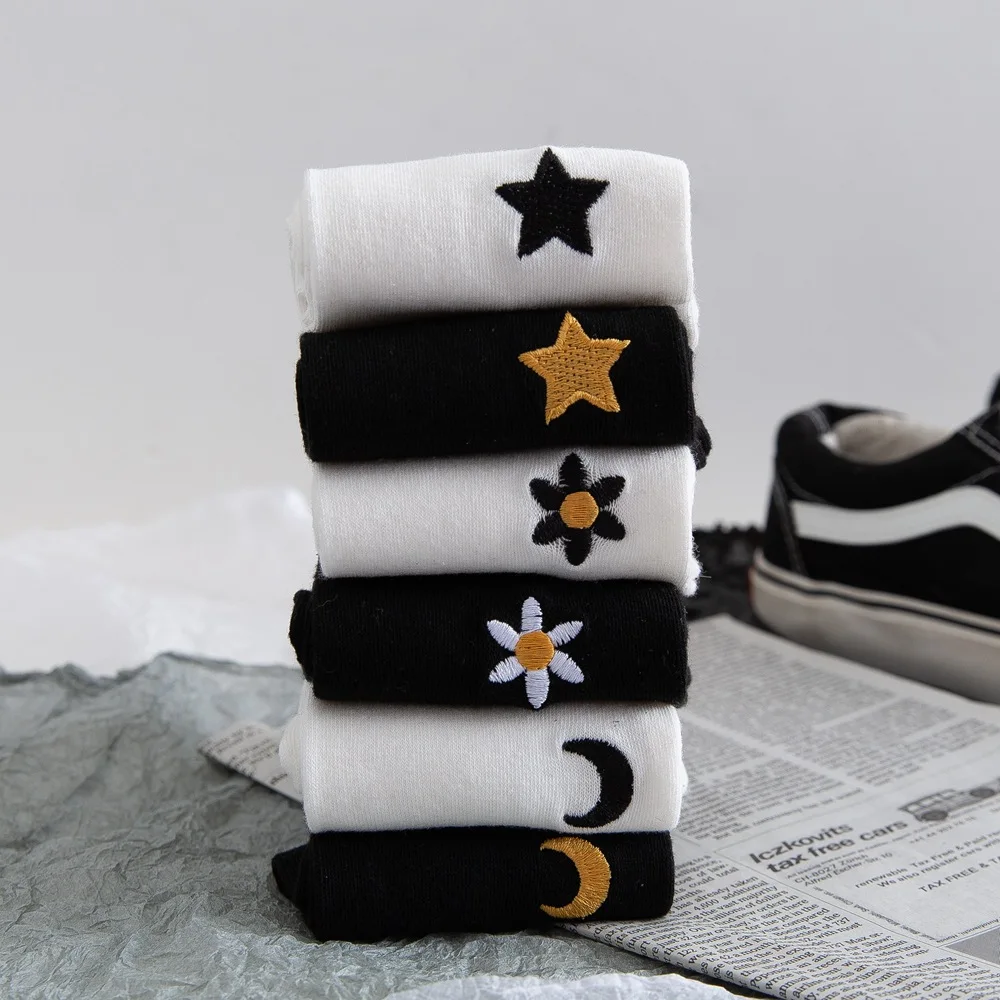 New Cotton Embroidery Moon Star Unisex Socks Personality Harajuku Black White Couples Skateboard Knitted Casual Fashion Socks