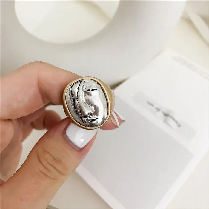 HUANZHI Vintage Exaggeration Portrait Big Round Rings Personality Geometric Finger Rings for Women Girls Party Jewelry Gifts