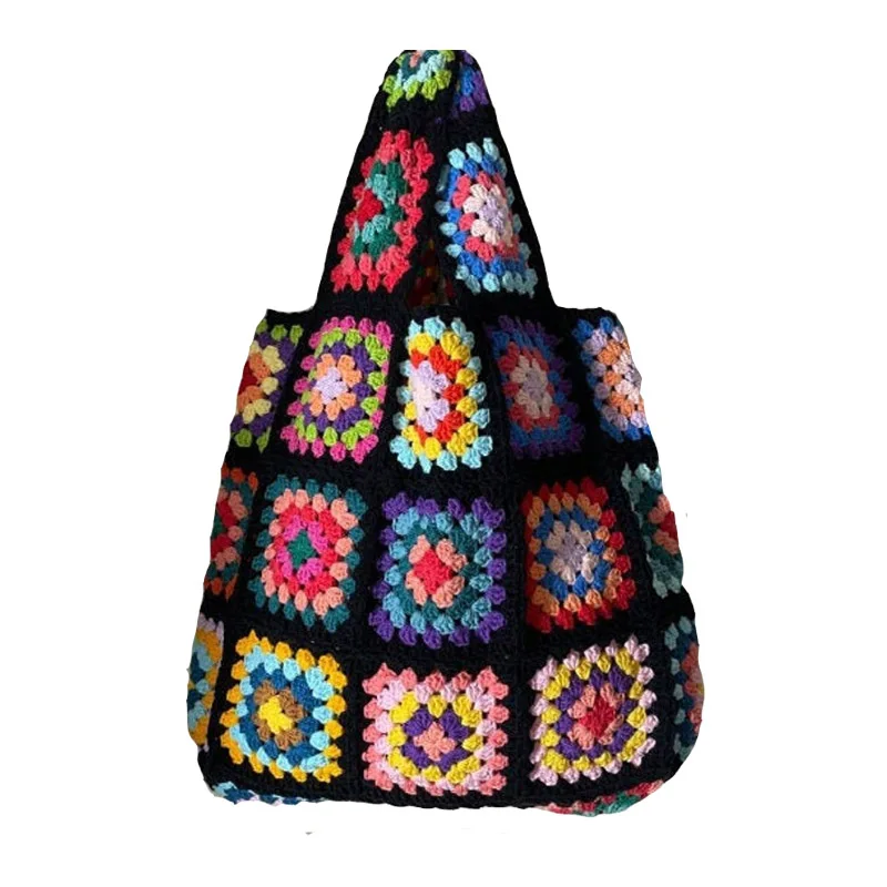 Czarna torebka damska z kwadratów granny square, szydełkowana, o dużej pojemności, dziergana, ażurowa, w stylu boho, kolorowa, urocza torebka.