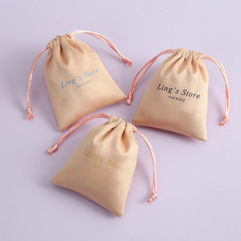 100 tassen met trekkoord met gepersonaliseerde logoprint Aangepaste sieradenverpakkingen Zakjes voor chique bruiloftsbedankjes Roze flanel Cosmetische tassen voor ringen Kettingarmbandhanger