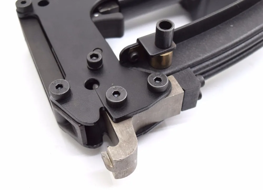 Pistola sparachiodi pneumatica Pistole per clip per clinch Strumento a molla M66 Strumenti per clip per chiodatrice per materasso Strumento per clinching per il fissaggio della gabbia
